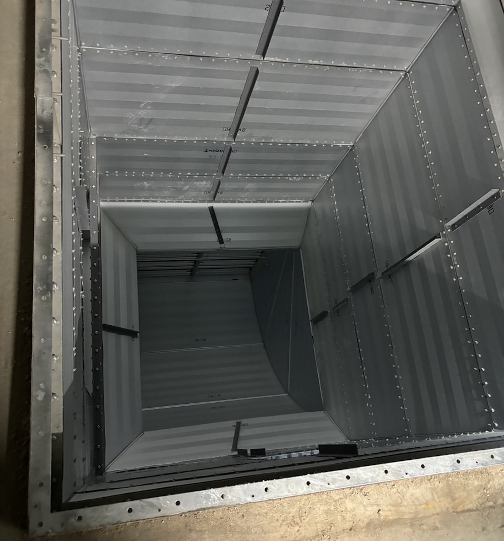 【施工事例】4人がかりで挑む！OAダクト施工｜大阪の仲設備 | 空気調和設備工事や厨房・排煙工事のことなら株式会社仲設備