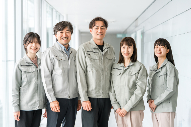 作業着を着た製造業・建設業の男女スタッフ